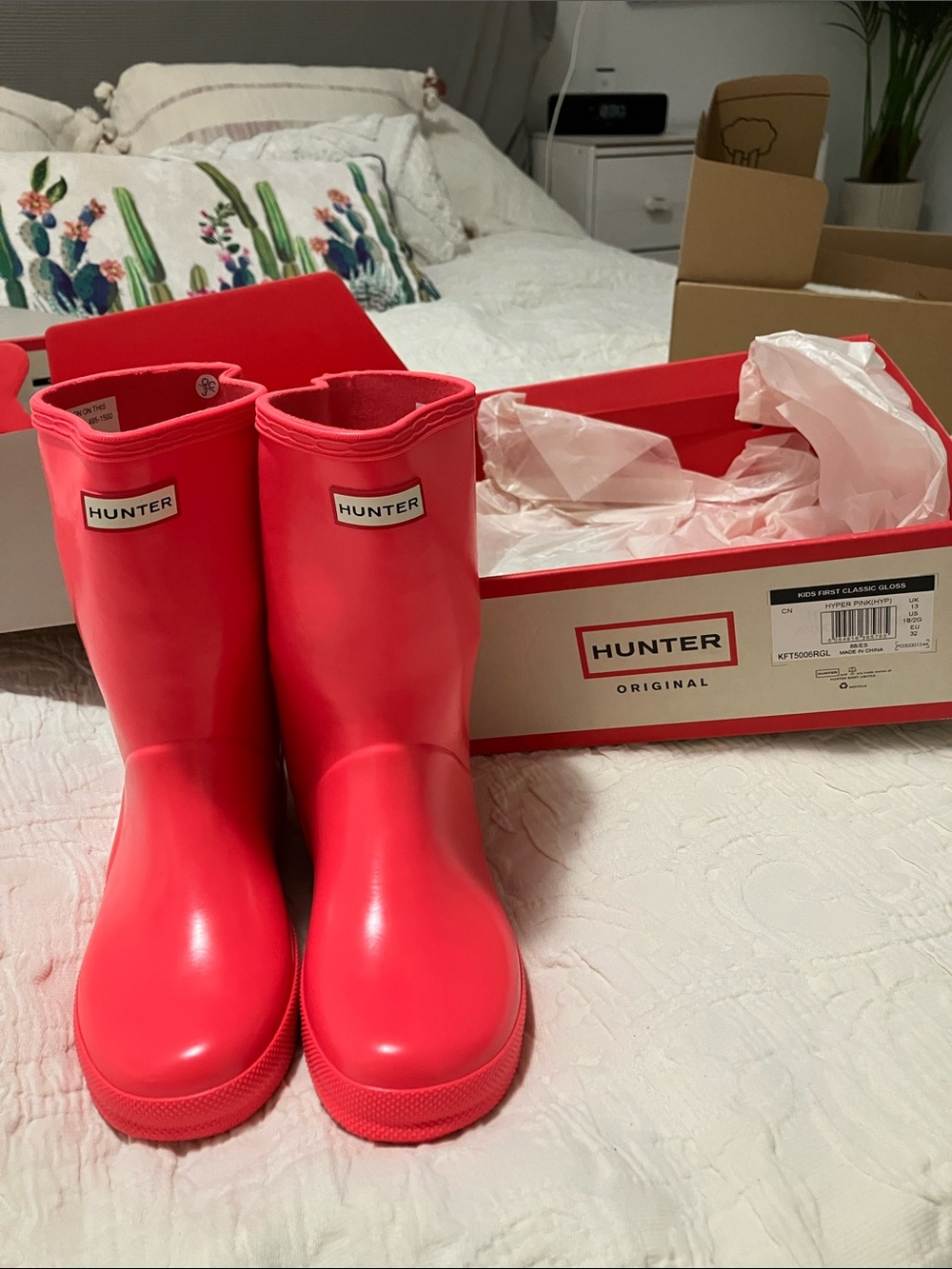 New in box, Hunter US size 1 , Kids Glossy Coral Pink Rain Boots